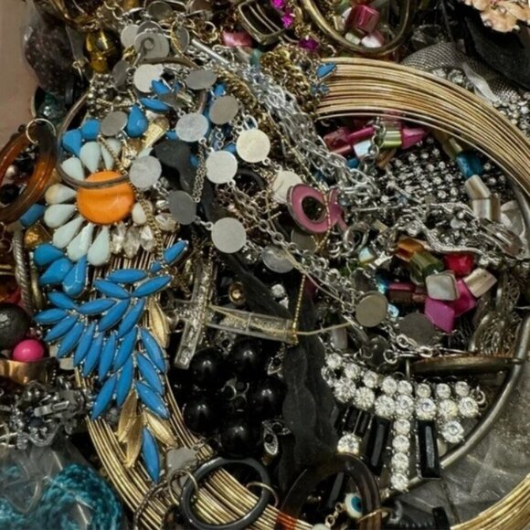 5 LBS Jewelry Craft Lot Broken Junk Repair Repurpose Art Harvest Damaged Costume - Picture 3 of 3